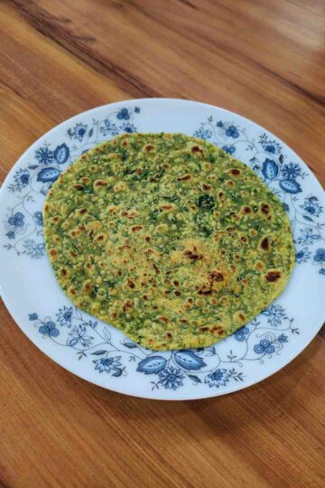 Methi Paratha is a flavorful and nutritious Indian flatbread made with fenugreek leaves and sautéed onions.
