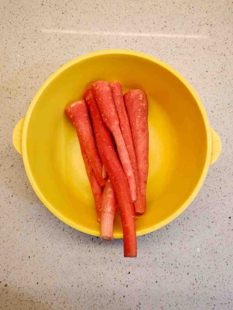 Washed and peeled Gajar