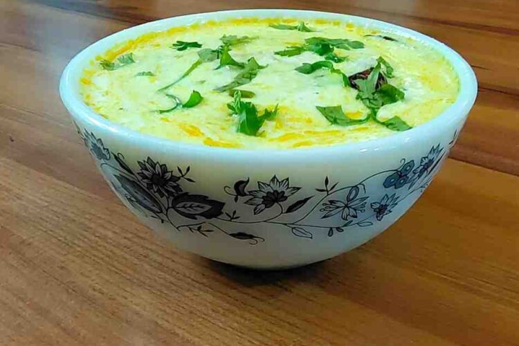 Experience the rich flavors of Punjab with this authentic Punjabi Dahi Chutney. Made with yogurt, fried red chilies, and cumin, this tangy and spicy condiment is perfect to elevate your meals.