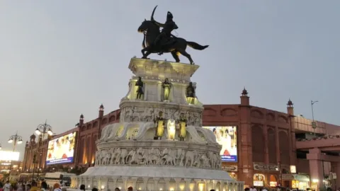 Amritsar travel guide: Maharaja Ranjit Singh statue