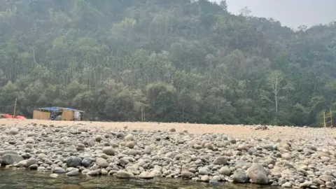 Pebbled riverbank of the Umngot at Shnongpdeng